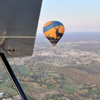En vol avec la montgolfière des Compagnons du Vent et le Stampe