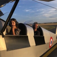 Léna et Zach dans le Stampe